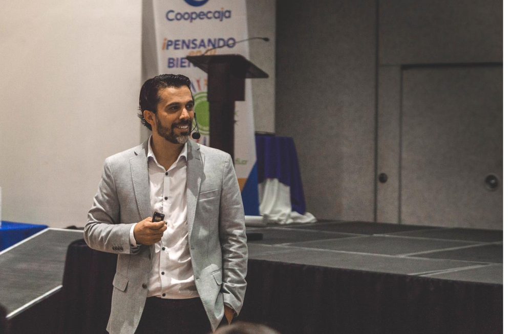 Allan Lorìa en una capacitación