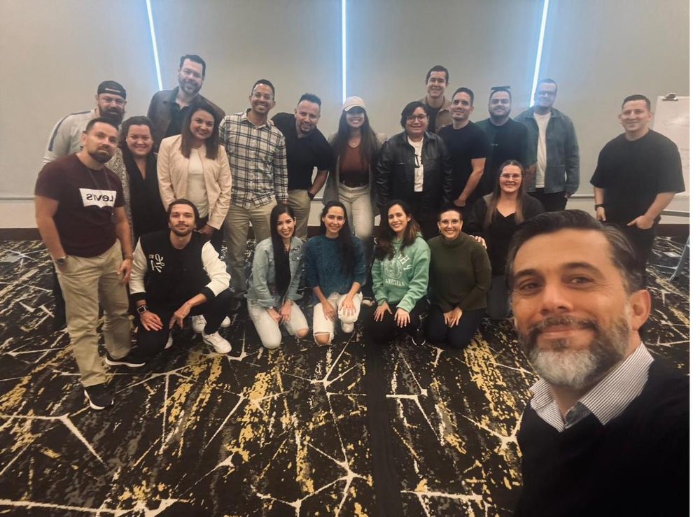 Grupo de participantes en un taller