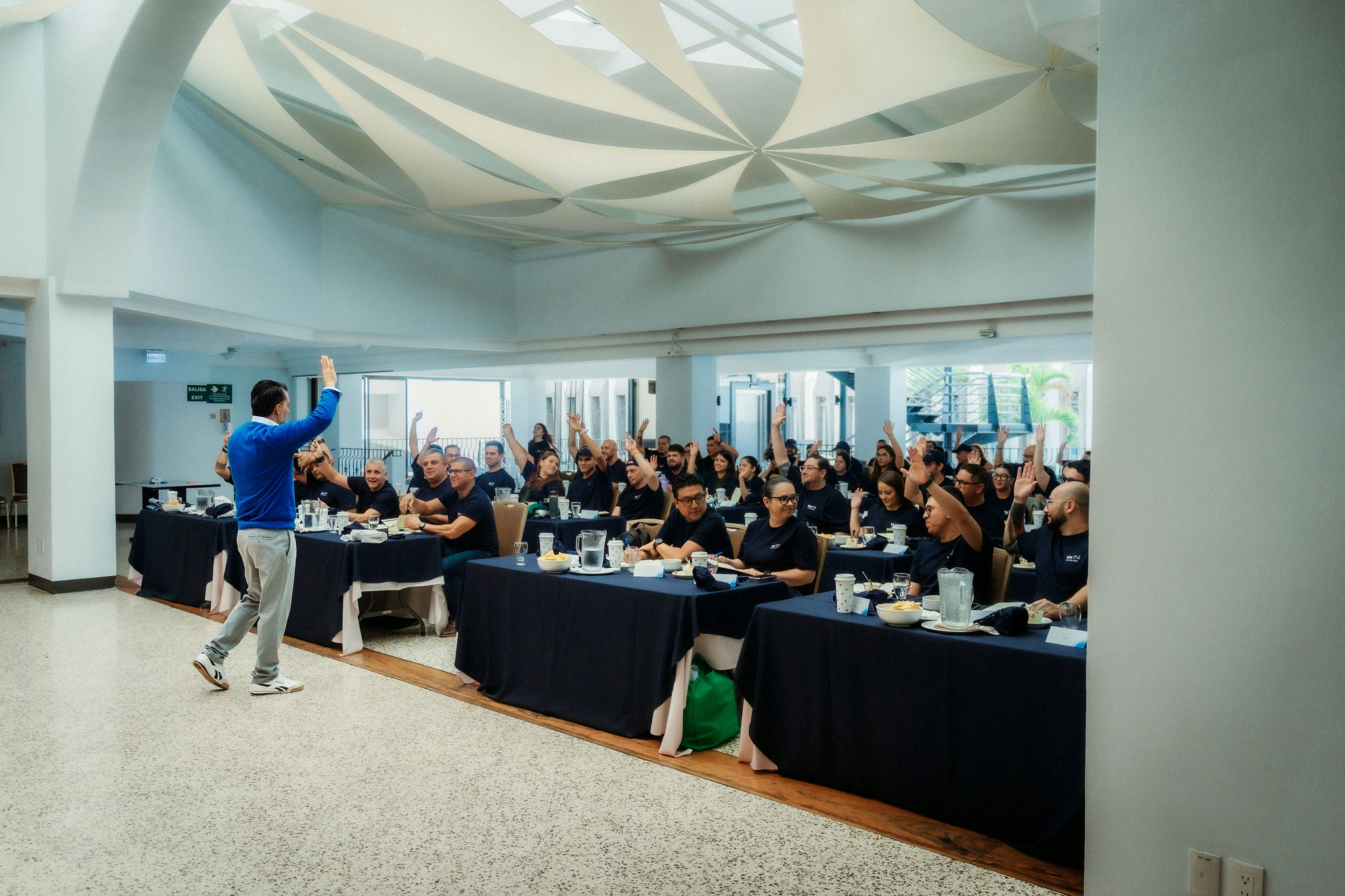 Participantes levantando la mano durante una jornada de Training Day