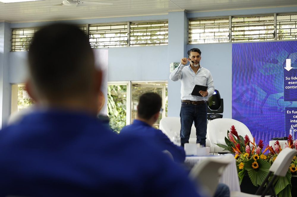 Allan Lorìa como moderador en RECOPE