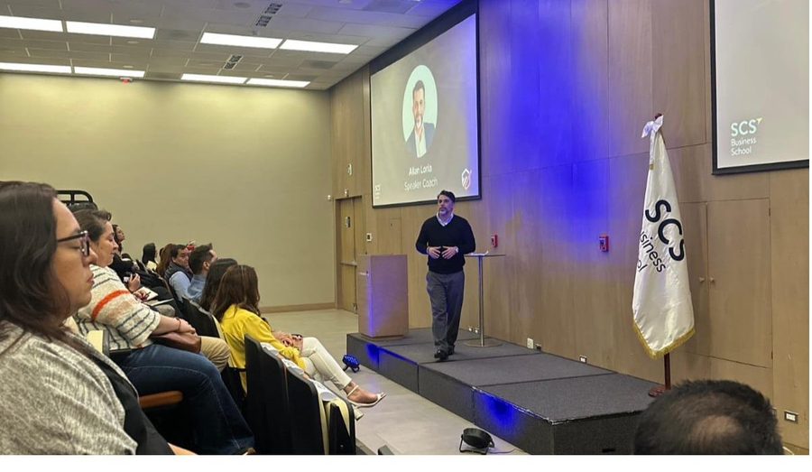 Allan Lorìa en congreso en Guatemala
