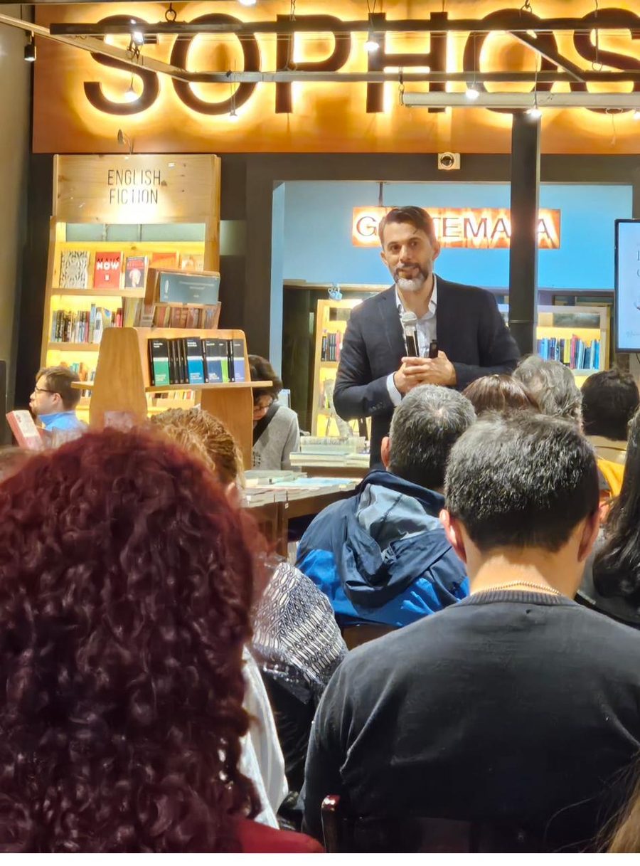 Allan Lorìa en conversatorio